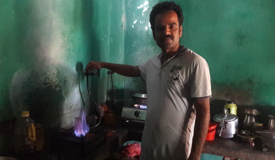 गाउँ गाउँमा गोबर ग्यास फैल्याउदै केशव