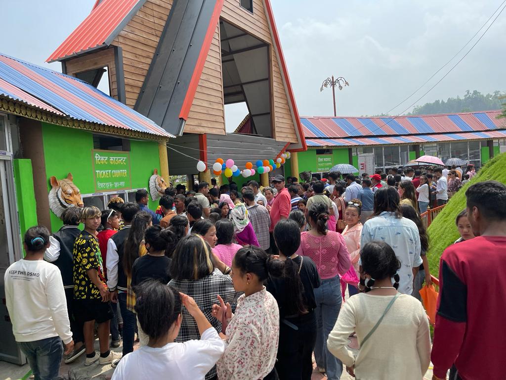 उत्सव र चाडपर्वमा पर्यटनको मुख्य केन्द्र बन्दै चेप्टी , दशैमा हजारौ पर्यटकको लाग्यो लर्को